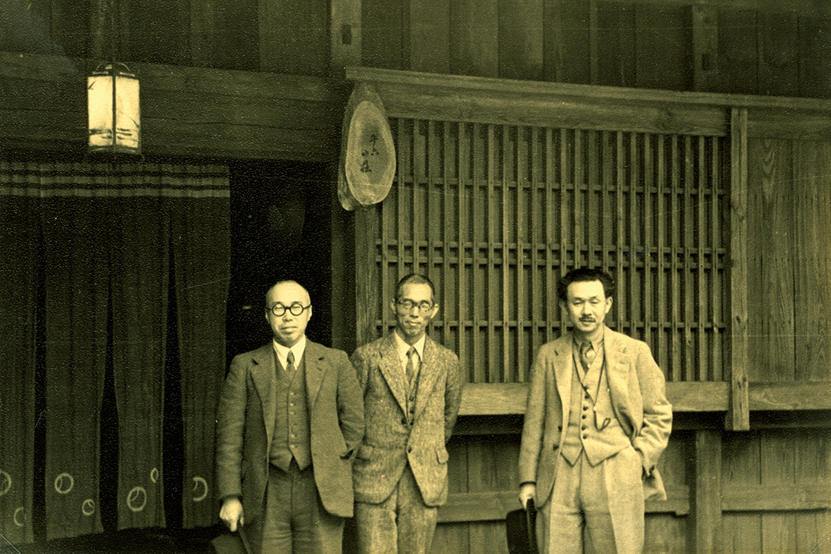 Hamada Shōji, Kawai Kanjirō, Yanagi Muneyoshi standing together in the front of a house