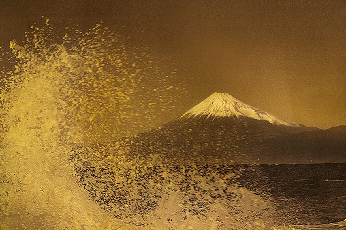 日本の伝統工芸“箔”と写真の融合 織作峰子写真展<br><small>「Hommage to Hokusai（オマージュ トゥ ホクサイ）」～悠久の時を旅して～</small>