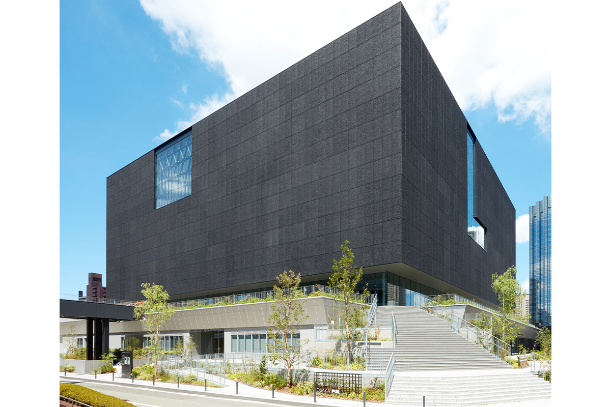 《大阪中之島美術館》<br><small>黒いキューブが特徴的な大阪の新たな美術館。</small>