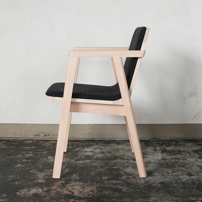 多摩産材を活用した家具ブランド<br>《oxygen／オキシゲン》<br><small>多摩産のヒノキ材を使った、椅子「Arm Chair」</small>