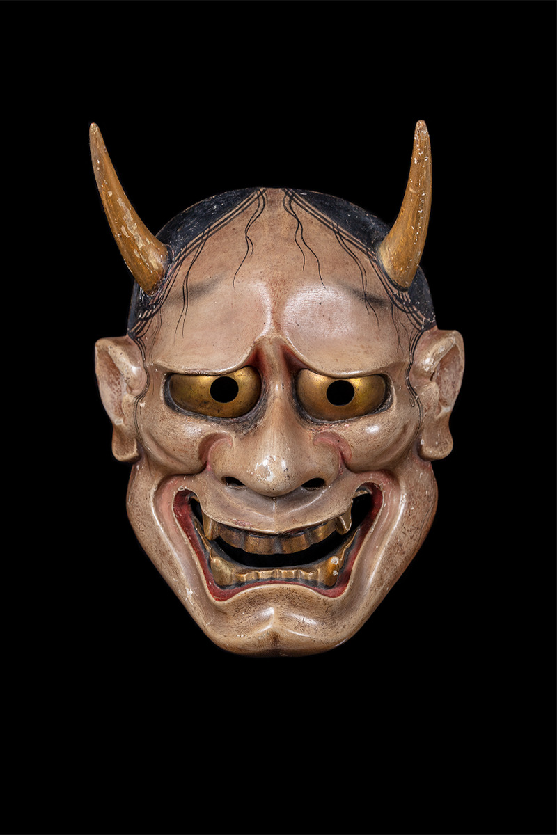 美術館「えき」KYOTO<br>《能面100 The Art of the Noh Mask》<br><small>100点の能面が会場を埋め尽くす。</small>