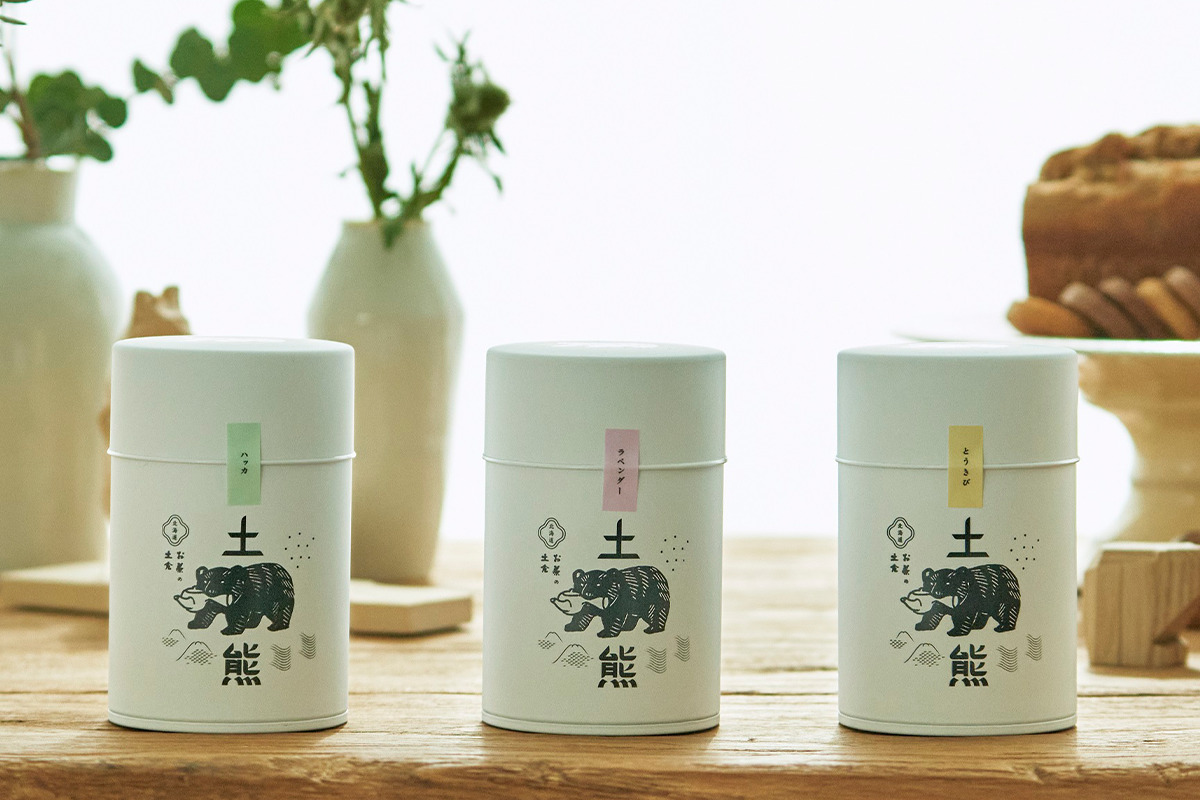 <small>北海道「土熊/お茶の土倉」</small><br>3匹のクマがやさしい香りで心身を癒す。