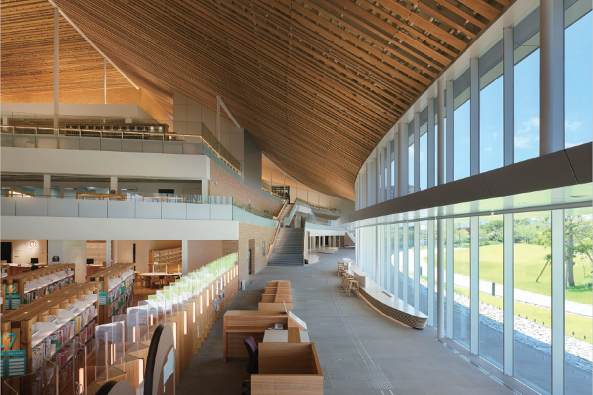 《ミライｏｎ図書館》<br>建築美も楽しめる、長崎県と大村市の共同運営による複合型図書館