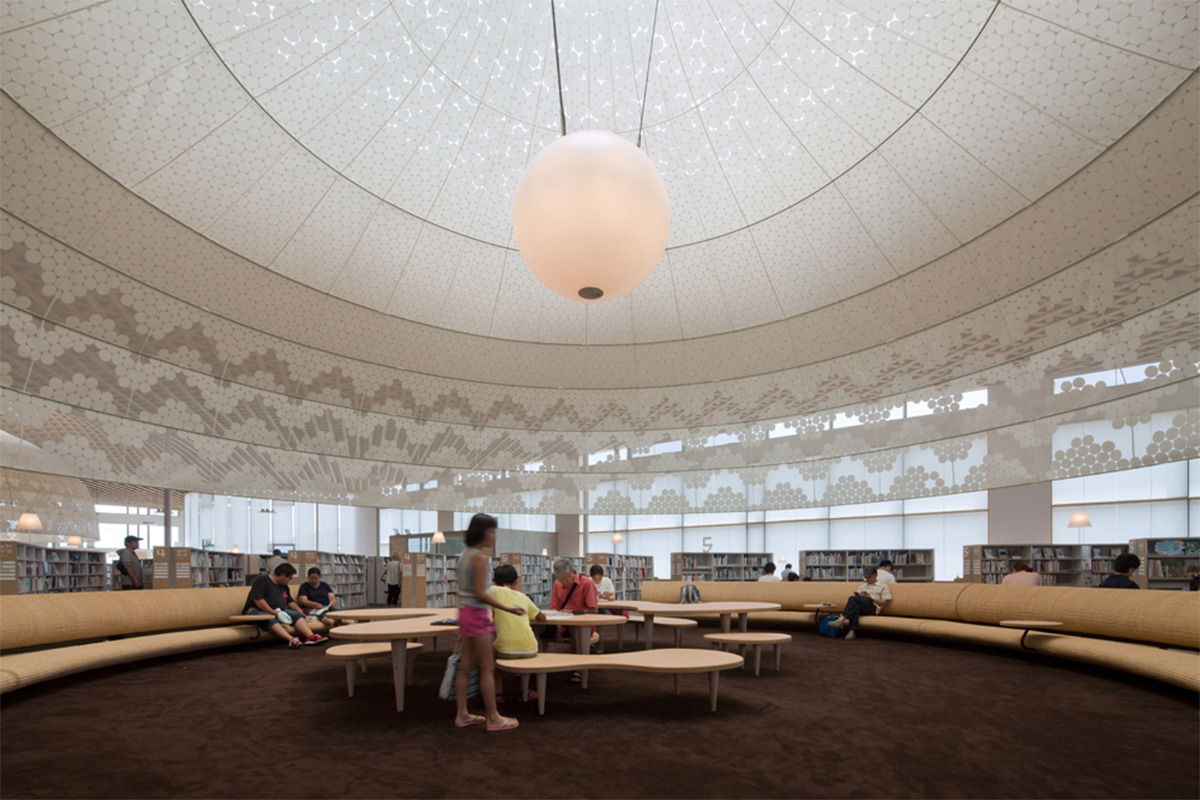 岐阜市立中央図書館 波打つ東濃ヒノキの天井とグローブが美しい Discover Japan ディスカバー ジャパン