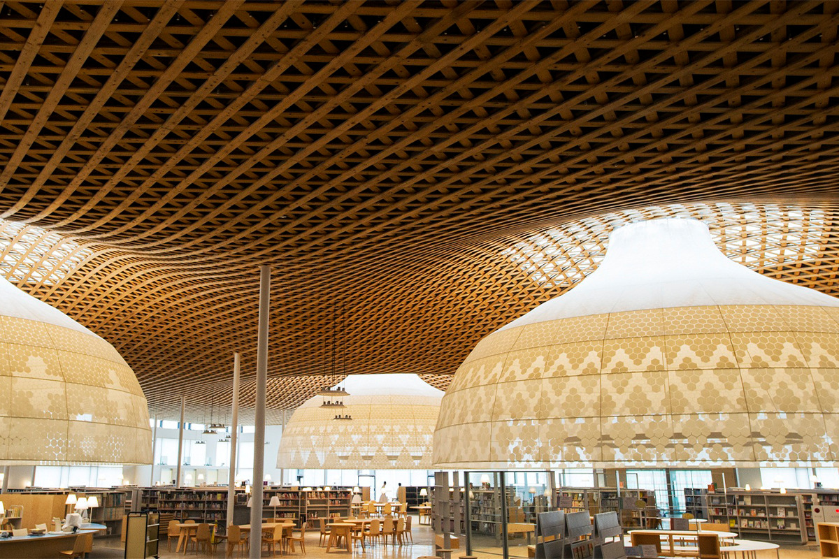 《岐阜市立中央図書館》<br><small>波打つ東濃ヒノキの天井とグローブが美しい</small>