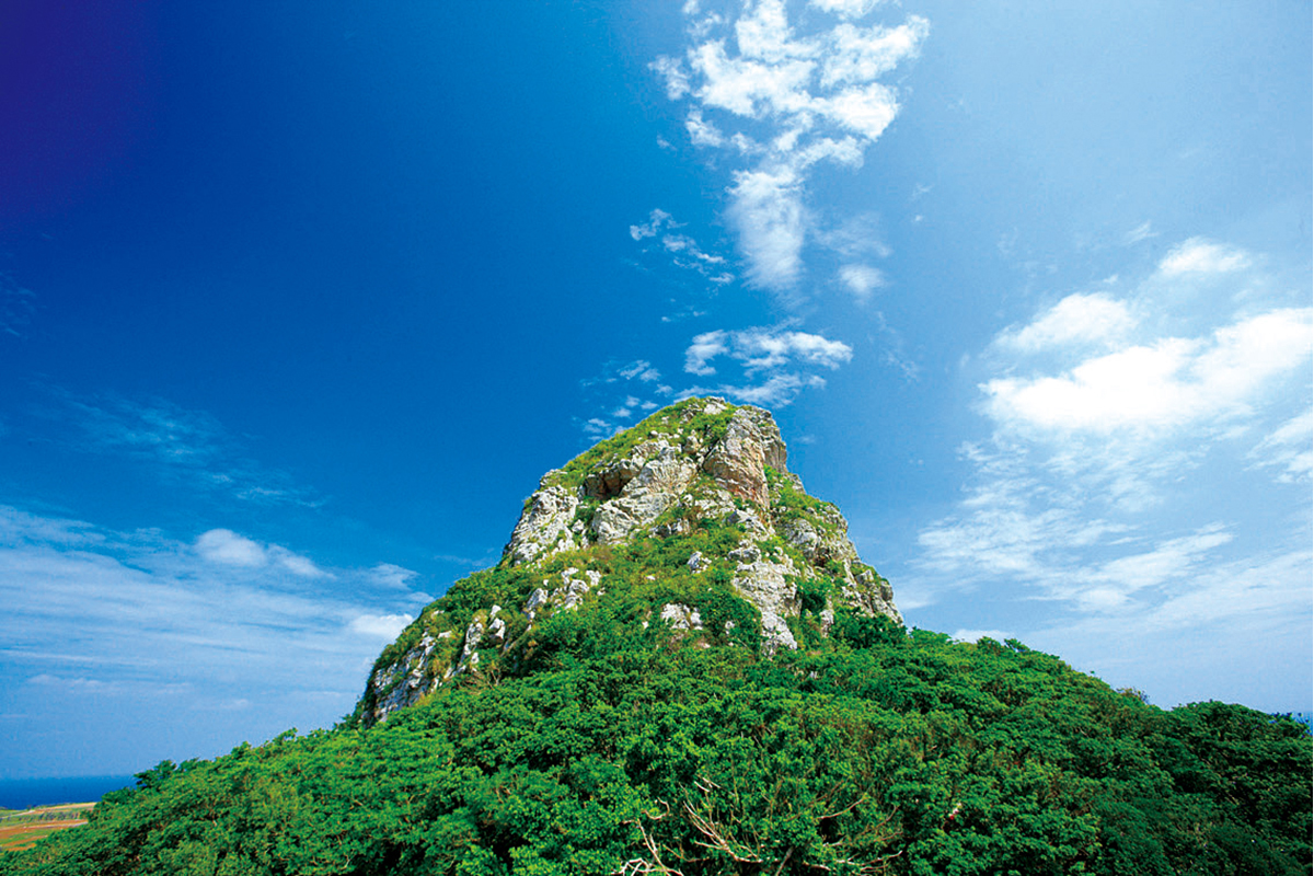 沖縄諸島《伊江島》<br><small>シンボリックな岩山がそびえる大地の恵み豊かな島<br>｜個性豊かな沖縄の38の島々④</small>