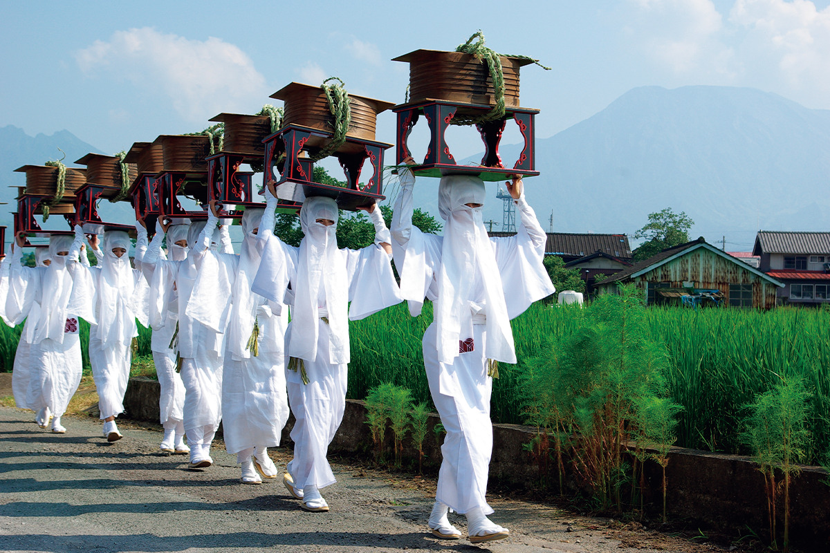 熊本県・阿蘇市《阿蘇神社御田祭》<br><small>神輿と白装束の行列が青田の小道を行く<br>｜一生に一度は行きたいニッポンの祭り⑨</small>