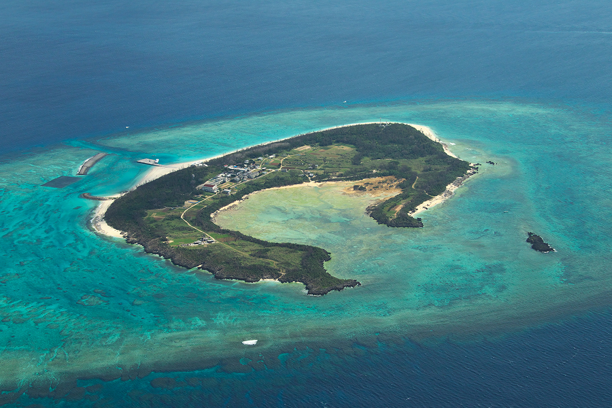 沖縄諸島《水納島》<br><small>かたちはまるでクロワッサン！？色とりどりのサンゴ礁に浮かぶ島<br>｜個性豊かな沖縄の38の島々⑥</small>