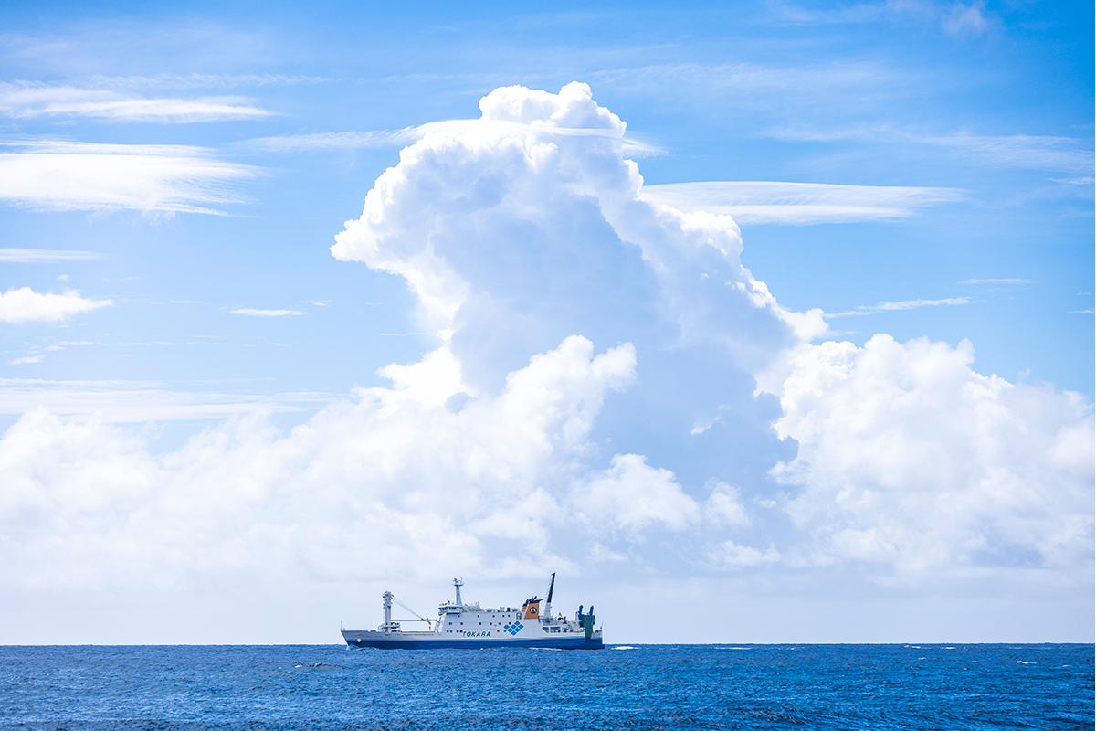 <small>《鹿児島〜トカラ列島〜奄美大島》</small><br>週2便のみの船で、<br>日本最後の秘境へ<br>｜国内のおすすめ船旅ルート9選