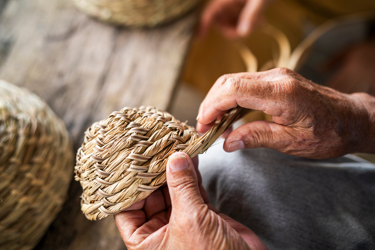 <small>やんばるでつくり継がれる伝統工芸</small><br>《黙々100年塾 蔓草庵》で<br>暮らしの道具に出会う