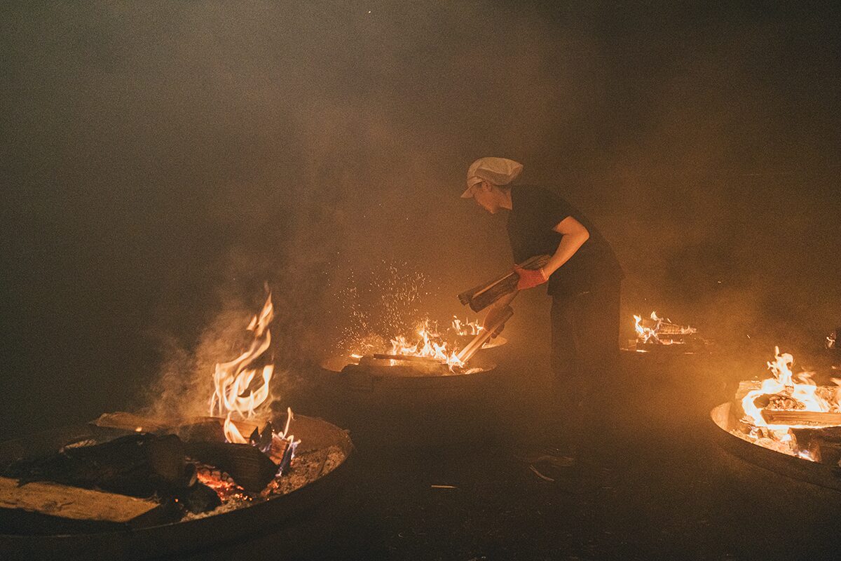 <small>《連載第2回》「SIIDA®」×日本の出汁文化</small><br>うま味が香り立つ荒節をつくる<br>職人の技を求めて<br><small>後編｜鰹を燻して香りをつける、焙乾とは？</small>