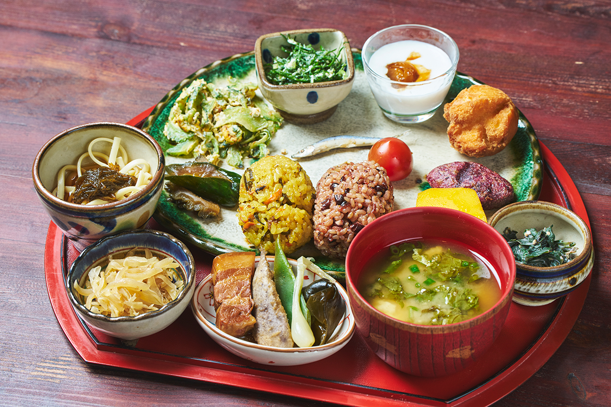 沖縄・やんばる《笑味の店》<br>島野菜と人生の先輩たちの知恵をつなぐ<br><small>前編｜長寿の村の伝統食を愉しむランチとは？</small>