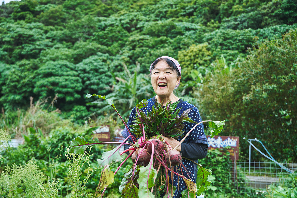 沖縄・やんばる《笑味の店》<br>島野菜と人生の先輩達の知恵をつなぐ<br><small>後編｜ブルーゾーンといわれたやんばるの長寿の秘訣</small>