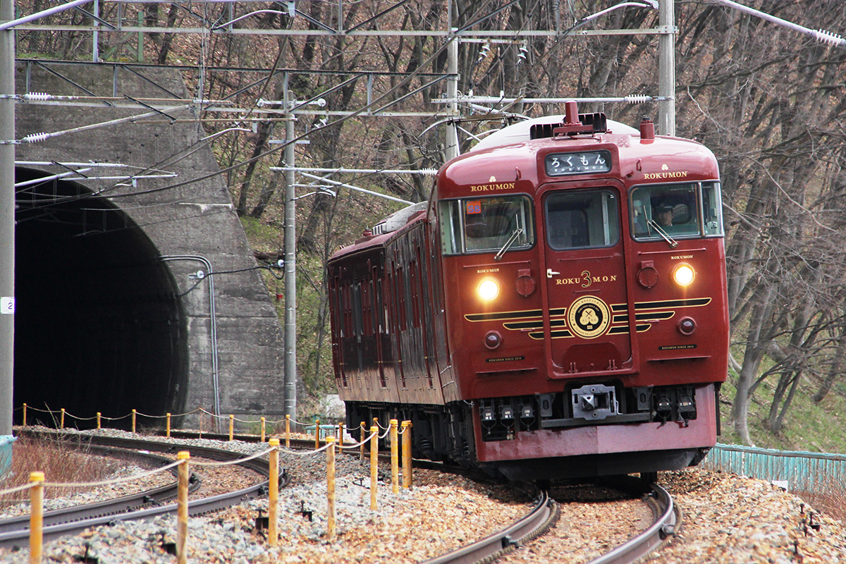 しなの鉄道（長野）<br>真田家をモチーフにした列車「ろくもん」<br><small>｜松井玲奈がデザインで巡りたいローカル線①</small>