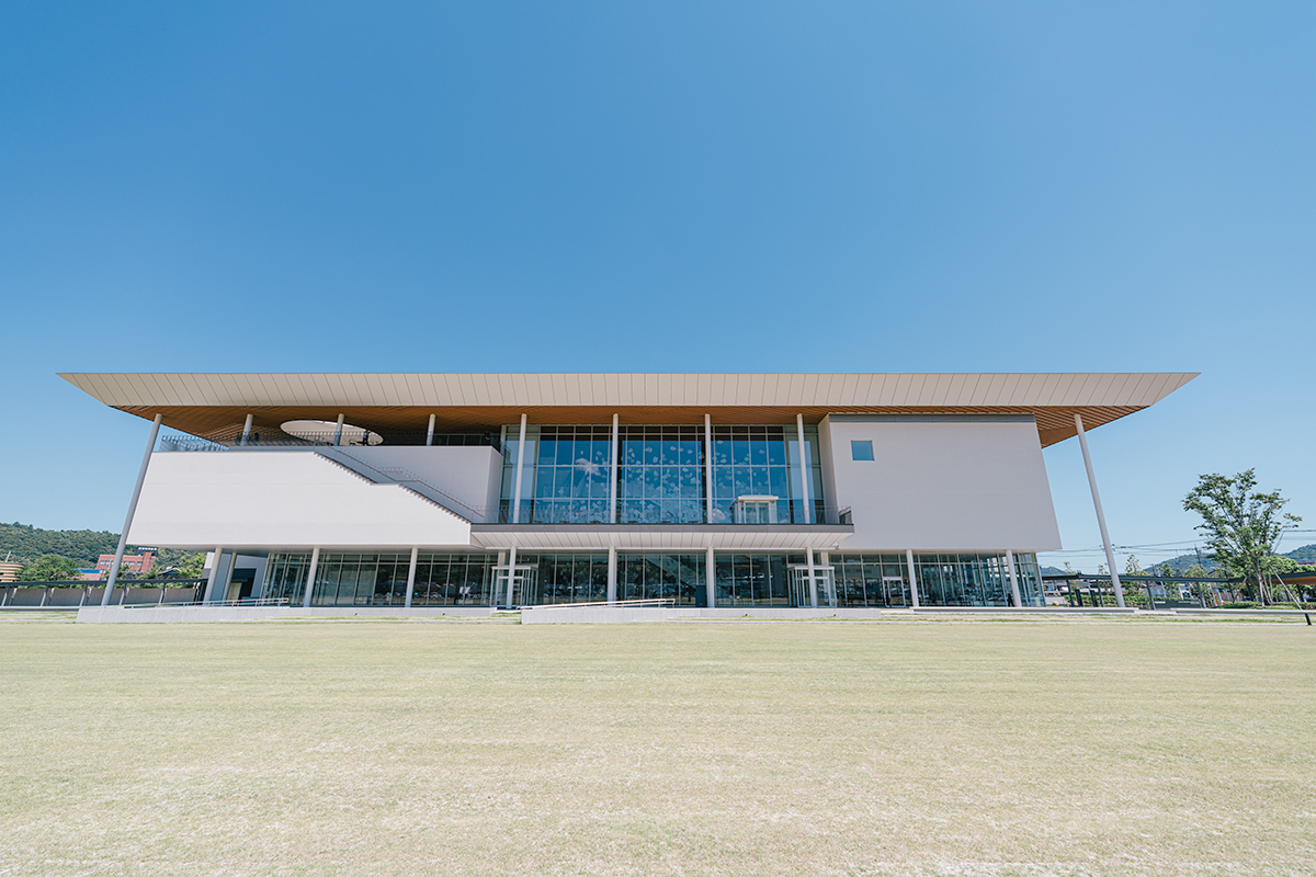 鳥取の美意識が育んだ、<br>民藝とアート。<br>｜歴史的な街に新鋭のアートが芽吹く