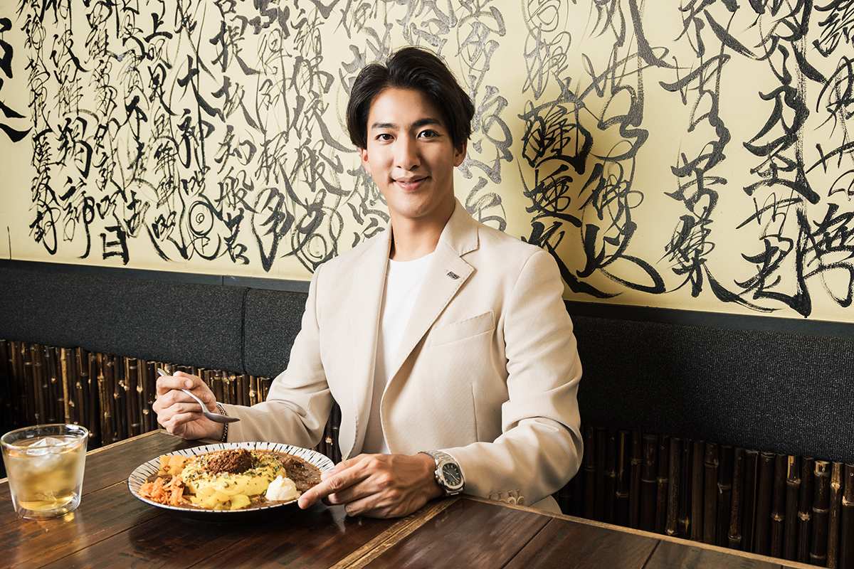 <small>1年360食以上カレーを食べる </small><br>歌舞伎役者・ 尾上右近が語る <br> ​​「カレー愛！」<br><small>前編｜右近さんのとっておきのお店とは？</small>