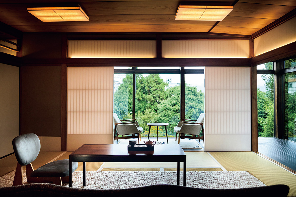 京都《桃山温泉 月見館》<br>伏見の名建築で歴史とアートを堪能<br><small>前編｜調度品、仏像、建築……時代を超えた美に出合う</small>