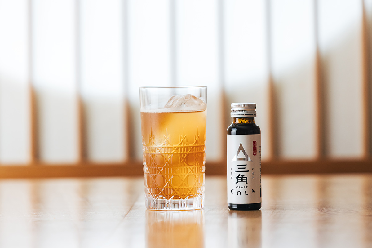 名宿に選ばれる<br>「<ruby>三角<rt>ミカド</rt></ruby>クラフトコーラ」<br>時を超えて受け継がれる味わい<br><small>｜箱根・強羅温泉《円かの杜》</small>