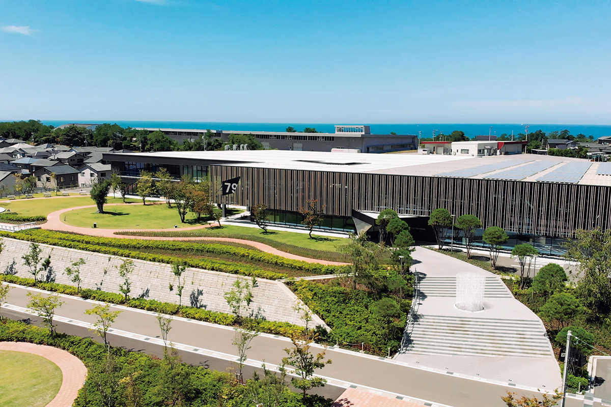 <small>石川・かほく市《KAJI FACTORY PARK》</small><br>繊維の最先端を体感できる<br>“繊維の遊び場”が誕生！