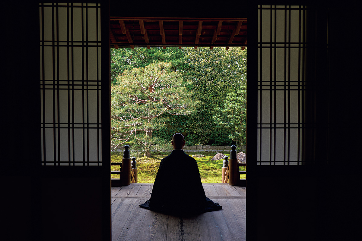 京都「両足院」伊藤東凌に聞いた<br> “どこでも瞑想”で、ととのう。<br><small>後編｜日常で活用できる「生活瞑想」とは？</small>