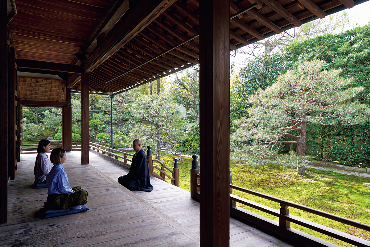 京都「両足院」伊藤東凌に聞いた<br> “どこでも瞑想”で、ととのう。<br><small>前編｜両足院に足を踏み入れ瞑想を知る</small>