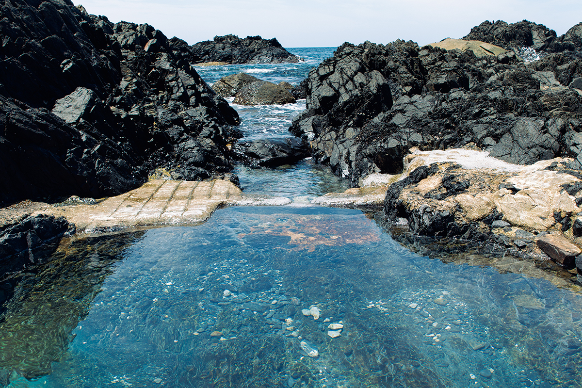 鹿児島《平内海中温泉》<br>海とひとつになる露天風呂<br><small>｜一度は訪れたい18の秘湯</small>
