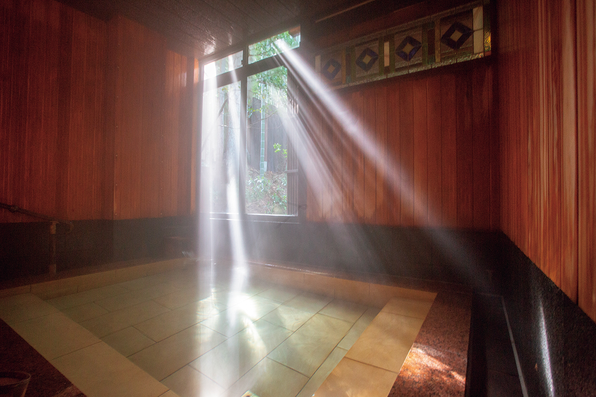 <small>新潟《五頭温泉郷・村杉温泉 角屋旅館》</small><br>4つの貸切風呂でラジウム泉を満喫<br><small>｜一度は訪れたい18の秘湯</small>